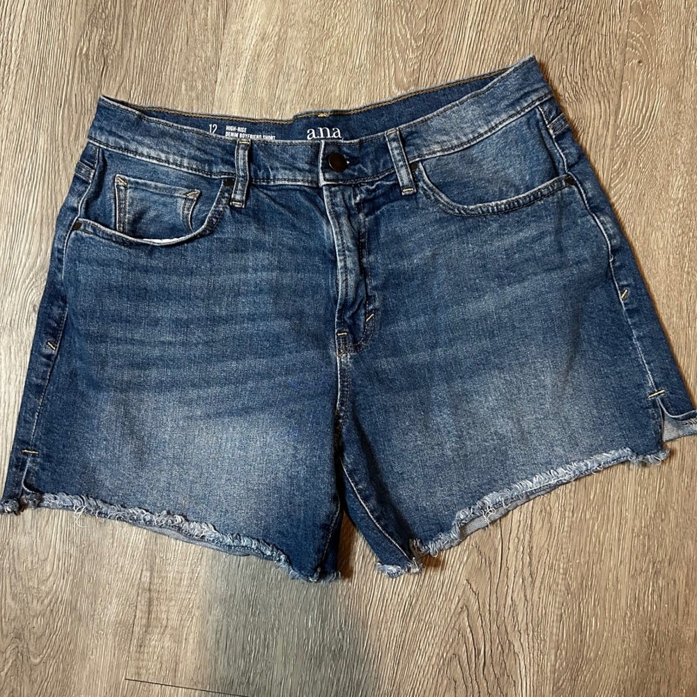 Women High Rise Denim Boyfriend Shorts Medium Wash Raw Hem Size 12 5" Inseam